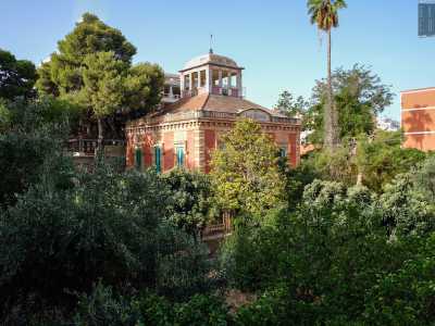 La residenza sorge al civico 37 di via Massari, �immersa� in un�ampia depressione del terreno dovuta alla presenza, in passato, di una grande cava di tufo